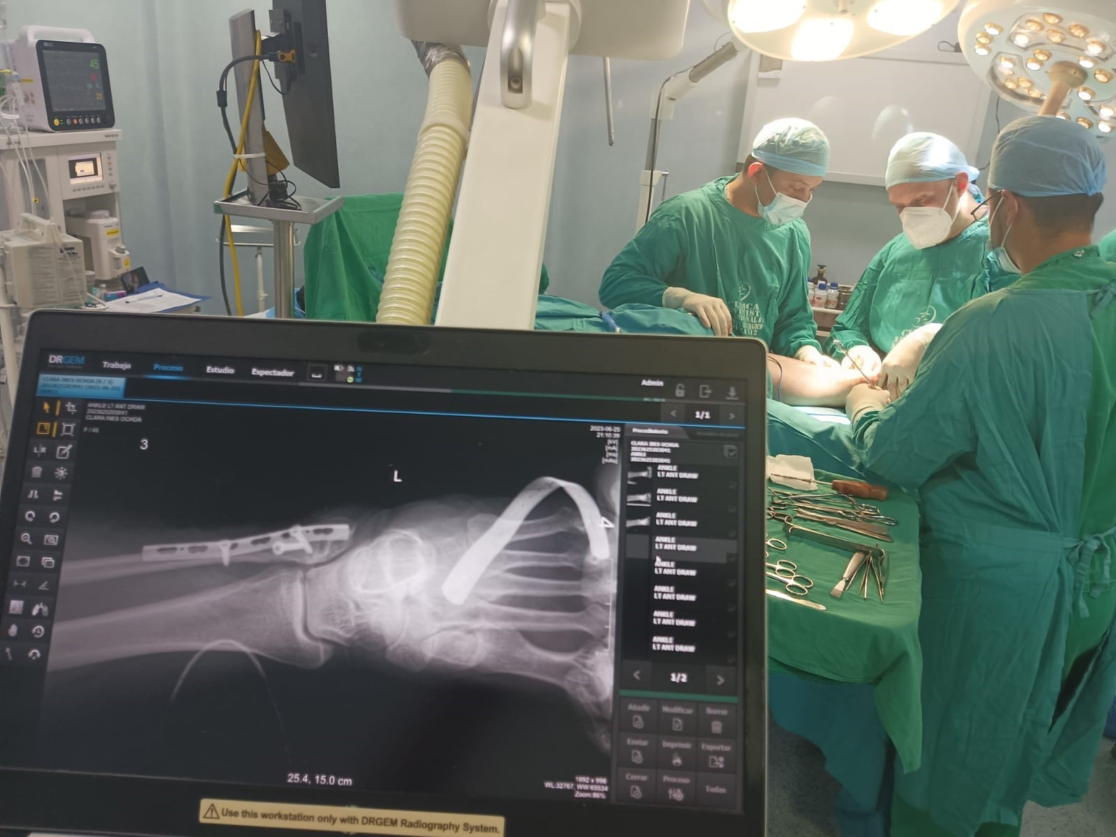 Quirófano con equipo DRGEM y cirujanos operando